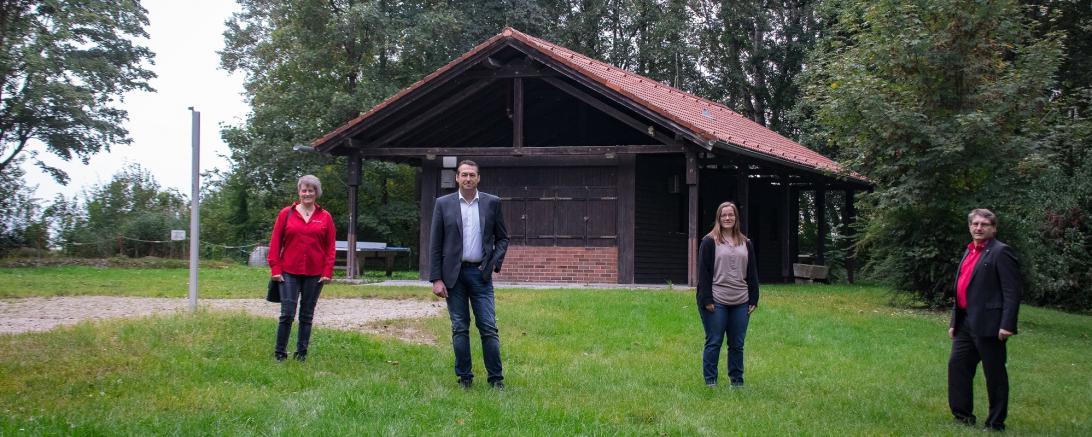 Die erste KJR-Vorsitzende Teresa Jaumann begrüßte die Sponsoren auf dem Jugendzeltplatz in Tapfheim. Von links: Andrea Motzer, Geschäftsführerin Cut Expert, Donauwörth, Stefan Geis, Betriebsleiter, Karger Verzinkerei, Mertingen, 1. KJR-Vorsitzende Teresa Jaumann, Otto Christ, Geschäftsführer Eigner Fertigbau, Nördlingen. 
