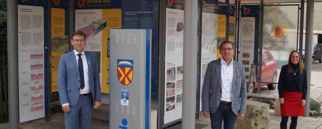 Das Bild zeigt von links nach rechts: Landrat Stefan Rößle, Wilhelm Rehklau (Bürgermeister Deiningen), Heike Burkhardt (Geschäftsführerin Geopark Ries e. V.) 