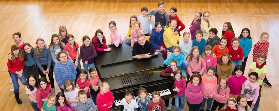 Das Bild zeigt die Kinderkantorei St. Georg im März 2020, eine Woche vor dem Lockdown. Die Musicalaufführung - der Höhepunkt im Jahr - musste wegen Corona ausfallen, aber seit Juli probt die Kinderkantorei wieder und nimmt ab sofort auch neue Mitglieder auf.