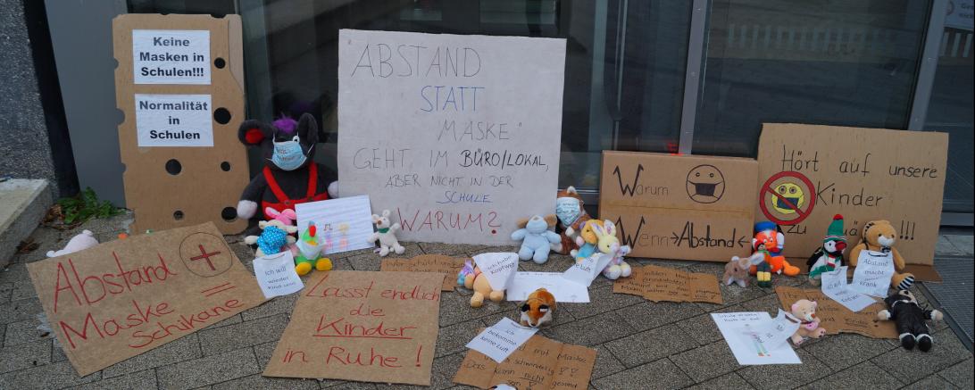 Eltern aus dem Donau-Ries sind empört über die Maskenpflicht in Schulen. Vor dem Landratsamt in Donauwörth haben sie eine kleine Protestaktion gestartet. 
