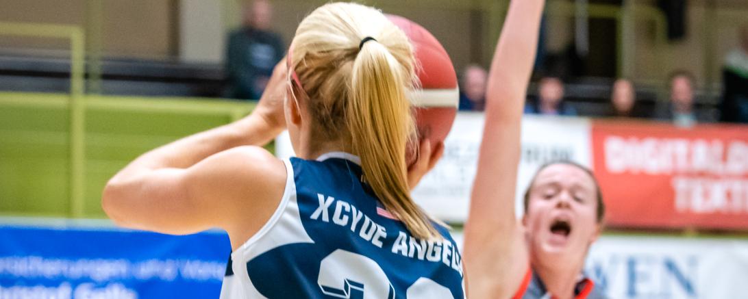 Basketballerin beim Wurf