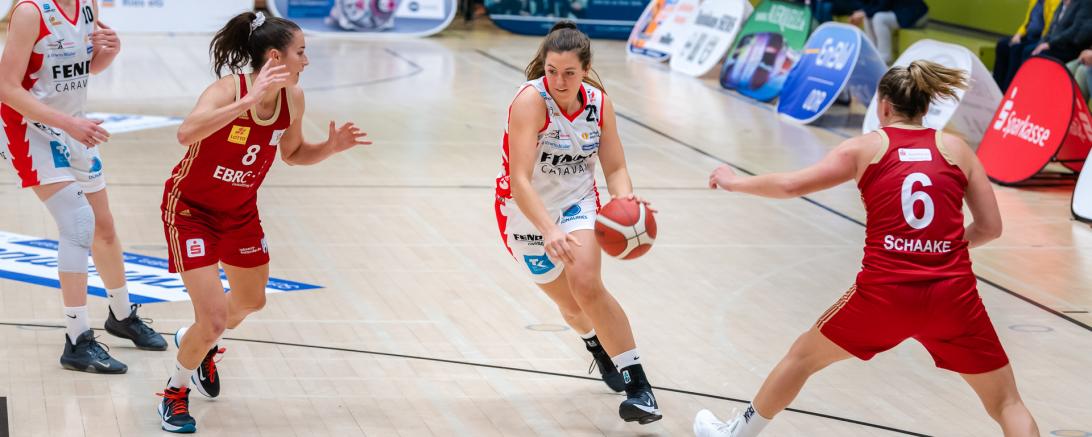 Das Bild zeigt Laura Geiselsöder auf dem Weg zum Korb.