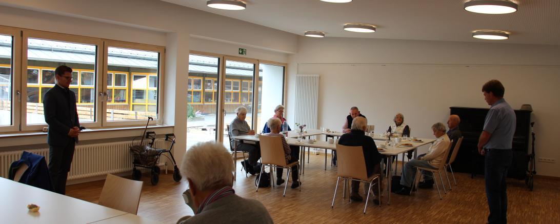 Immer dienstags treffen sich bis zu 16 Seniorinnen und Senioren zum gemeinsamen Essen, zur Begegnung und zum Mittagstisch, im Gemeindezentrum in der Riomer Straße.