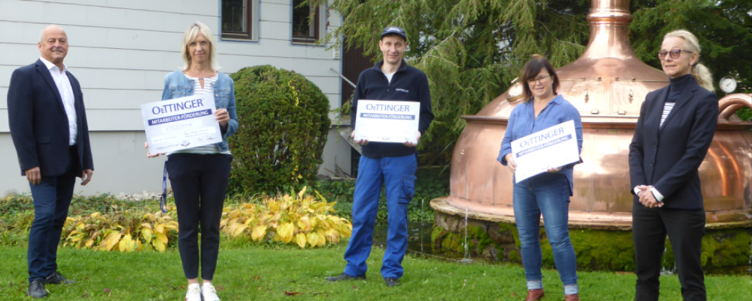Ludwig Metz (technischer Betriebsleiter, links) und Pia Kollmar (Geschäftsführung, rechts) überreichen Ingrid Kilian (Leitung Debitorenhaltung), Bernhard Haas (Abfüllung) und Renate Fackler (Telefonvorverkauf) die vierteljährliche Mitarbeiterförderung (von links).