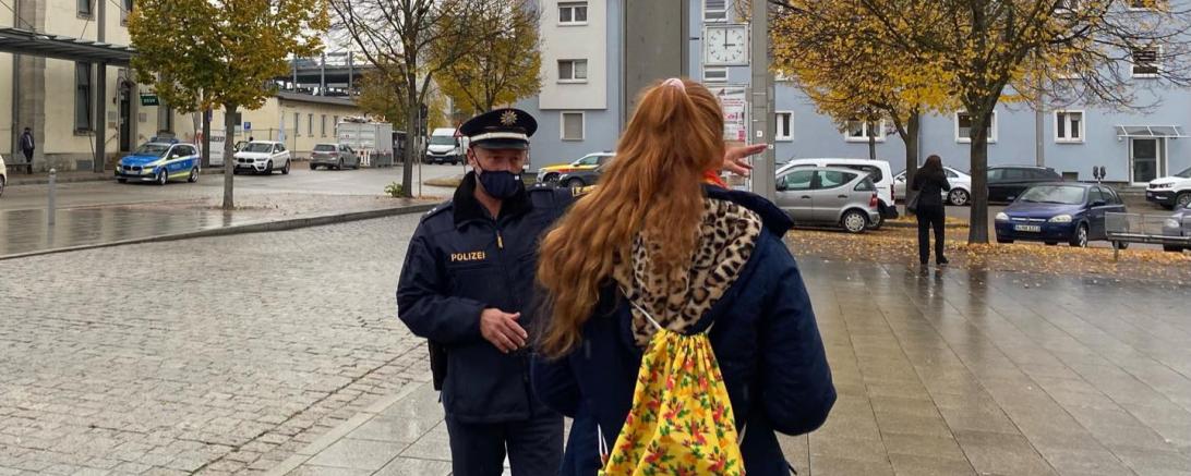Polizist ermahnt junge Frau