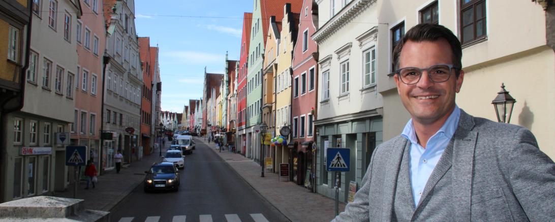 Das Bild zeigt Oberbürgermeister Jürgen Sorré auf der Rathaustreppe. Im Hintergrund die Donauwörther Reichsstraße.