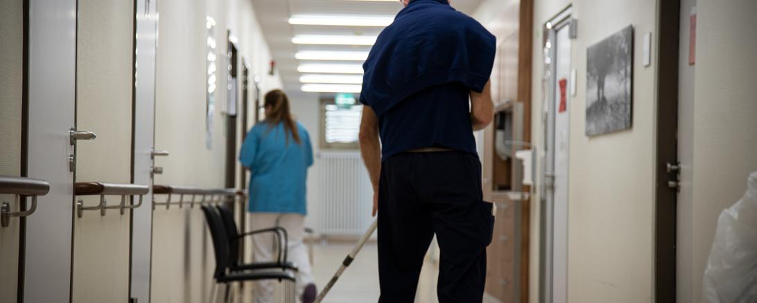 Reinigungskraft im Krankenhaus: Wer in Pandemie-Zeiten für Sauberkeit und Hygiene sorgt, macht einen unverzichtbaren Job, sagt die IG BAU und fordert mehr Geld für die Beschäftigten.