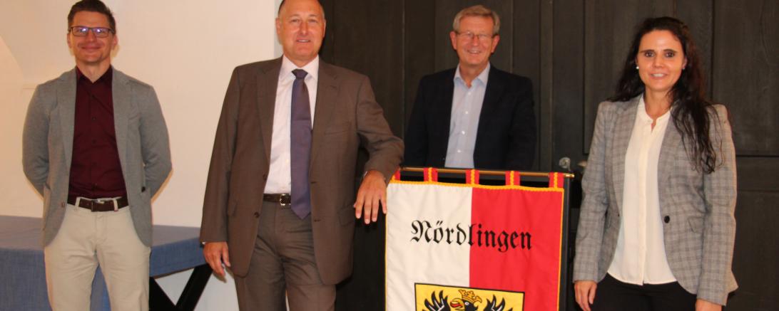 Das Bild zeigt von links Oberbürgermeister David Wittner, Armin Romano, Hauptamtsleiter Peter Schiele und Michaela Kleebauer, Nachfolgerin von A. Romano, Personalleiterin