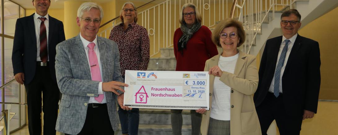 30 Jahre Verein Frauenhaus Nordschwaben: Thomas Schütz von der Regierung von Schwaben überreicht 3000 Euro aus dem VR-Gewinnsparen an Gründungsmitglied Ursula Kneißl-Eder. Mit ihnen freuen sich (hinten von links) Werner Schartel (GVB), Frauenhaus-Vorsitzende Maja Pauer und Vorstandsmitglied Evelin Peeters-Dehlau sowie von den Genossenschaftsbanken Paul W. Ritter. 