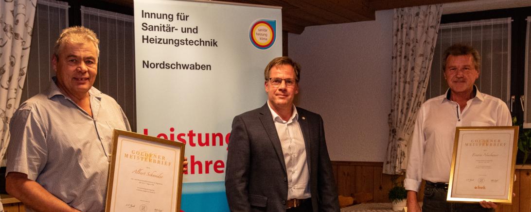 Albert Schneider (links) und Erwin Neubauer (rechts) erhielten den Goldenen Meisterbrief von SHK-Innungs-Obermeister Friedrich-Josef Heidel überreicht. 