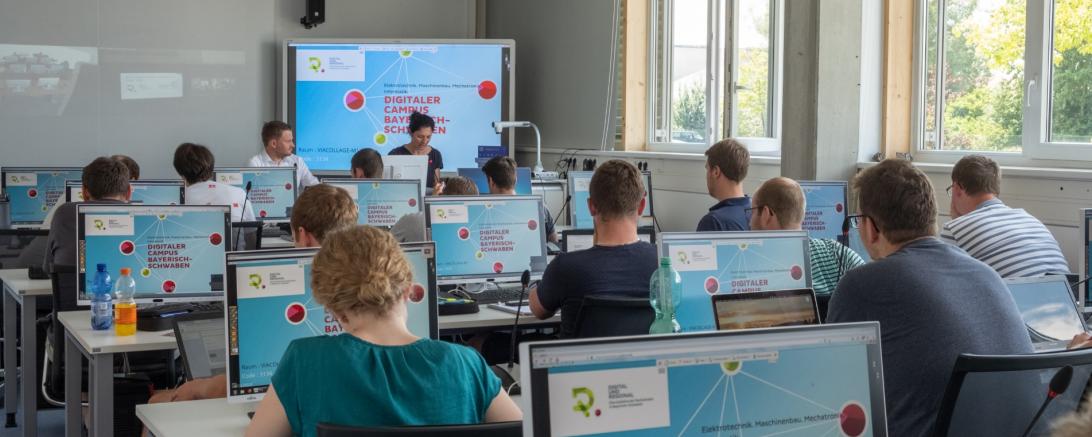 Das Bild zeigt einen Seminarraum