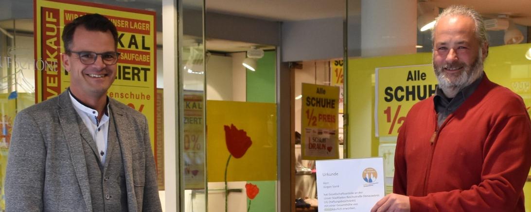 Von links Oberbürgermeister Jürgen Sorré mit dem Geschäftsführer des Stadtladens Oliver Sporr.