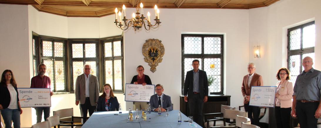 Spendenübergabe im Nördlinger Rathaus (von links): Susanne Vogl, Helmut Weiß (beide Tafelladen), Dieter Gottschalk, Helmut Beyschlag (beide TSV), Bürgermeisterin Rita Ortler und Landrat Stefan Rößle (beide sitzend), ODR-Betriebsratsvorsitzender Thorsten Häußer, Hans Breithaupt, Margit Wiedenmann (Hospizgruppe) und Hans Engelbrecht (ODR-Bezirksmeister BZ Nördlingen).