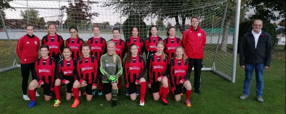Das Bild zeigt die Mannschaft mit Sponsor und Geschäftsführer Karl Angel (ganz rechts) und den beiden Trainern Michelle Grieb (links) und Michael Schmied (rechts).
