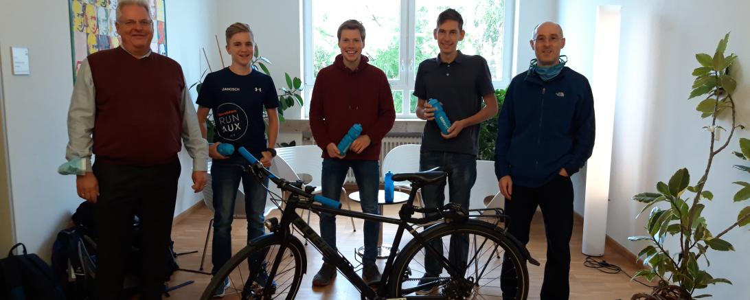 Auf dem Foto von links nach rechts:Schulleiter Robert Böse, Janosch Papp, Daniel Herrle, Simon Meyr sowie Marcus Aunkofer