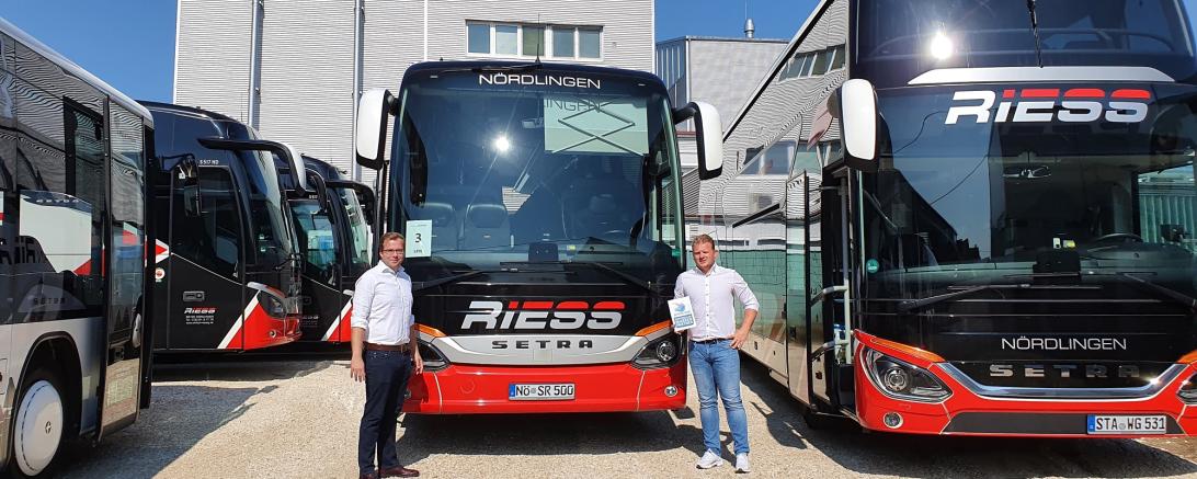 Das Bild zeigt Stefan Riess, Inhaber Stefan Riess Personenbeförderungs GmbH und Co. KG (rechts) und Klemens Heininger, Geschäftsführer des Wirtschaftsförderverbands DONAURIES e.V. (links)