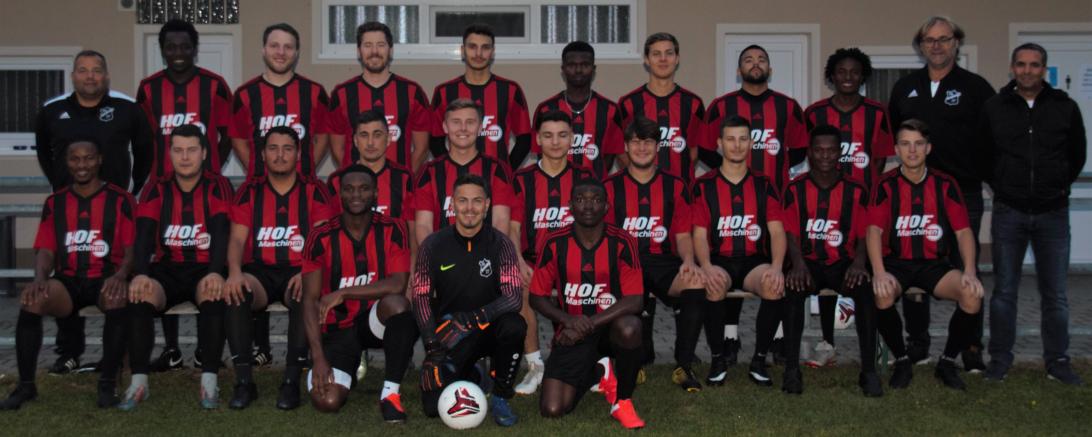 Das Bild zeigt den Sponsor und Geschäftsführer von HOF Maschinen (Firmensitz Nördlingen) Alexander Hof (ganz rechts), neben ihm der 1. Vorstand des SVM, Gerhard Unger. Ganz links Trainer Rudolf Lehmann. 