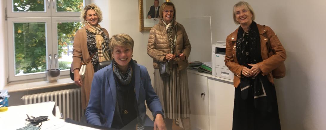 Sitzend Bürgermeisterin Petra Riedelsheimer, von li. TU-Ortsvorsitzende Sandra Eireiner, Beisitzerinnen Christa Karmann und Monika Nawrath