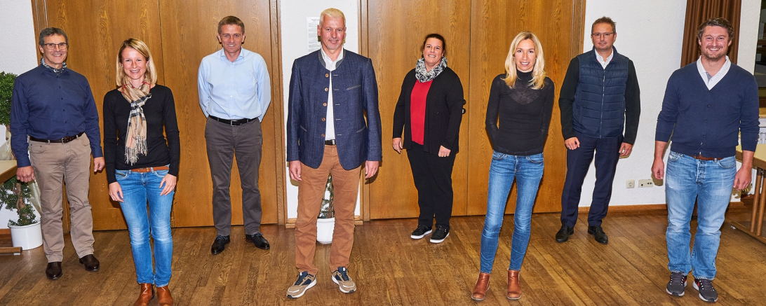 Das Bild zeigt die neue Vorstandschaft des TCR: Das Bild zeigt von links Anton Reiter, Sabine Niedermayer, Hermann Waas, Gerd Böttcher, Annika Krebs, Marina Erdt, Christian Glashauser und Stefan Niedermayer