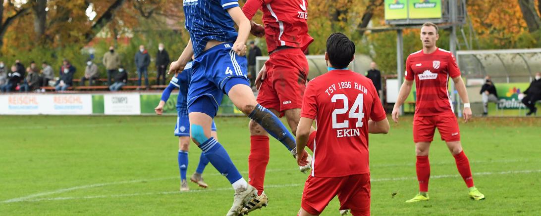Fabian Triebel beim Kopfball