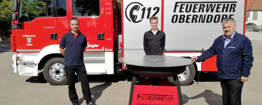 1. Vorstand Thomas Link, Sascha Mendel und 1. Kommandant Manfred Grenzebach (v.l. nach r.) bei der Übergabe der neuen Grillplatte