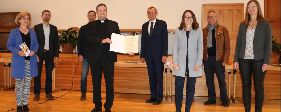 von links: Vize-Landräting Ursula Kneißl-Eder, Andreas Vogelsang (Verwaltungsleiter PG Nördlingen), Peter Bühlmeier (Kirchenpfleger St. Salvator), Pfarrer Benjamin Beck, Helmuth Wiedenmann ( Vorstandsvorsitzender VR-Bürgerstiftung Ries), Susanne Bühler (Geschäftsführerin BR-Bürgerstiftung Ries), Josef Lechner (Kirchenpfleger St. Josef), Bürgermeisterin Rita Ortler. 