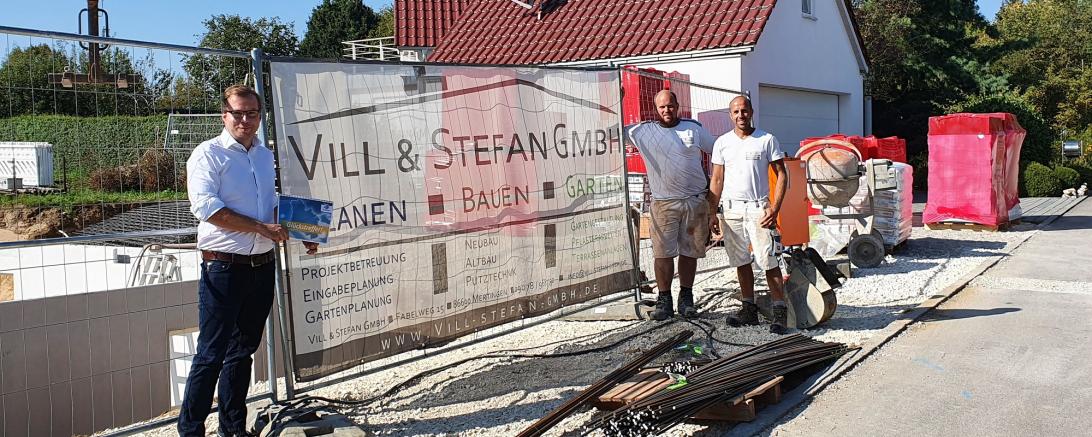 Das Bild zeigt Stefan Vill und Tobias Stefan, Inhaber von Vill & Stefan GmbH Klemens Heininger, Geschäftsführer des Wirtschaftsförderverbands DONAURIES e.V. (v.r.n.l.)