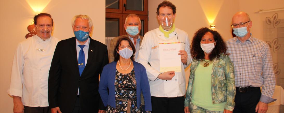 Sieben Personen mit Mundschutz zum Gruppenbild aufgestellt