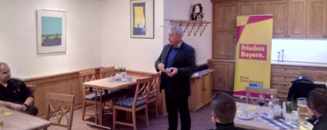 Alois Jäger mit einem Apfel der Sorte Boskopp