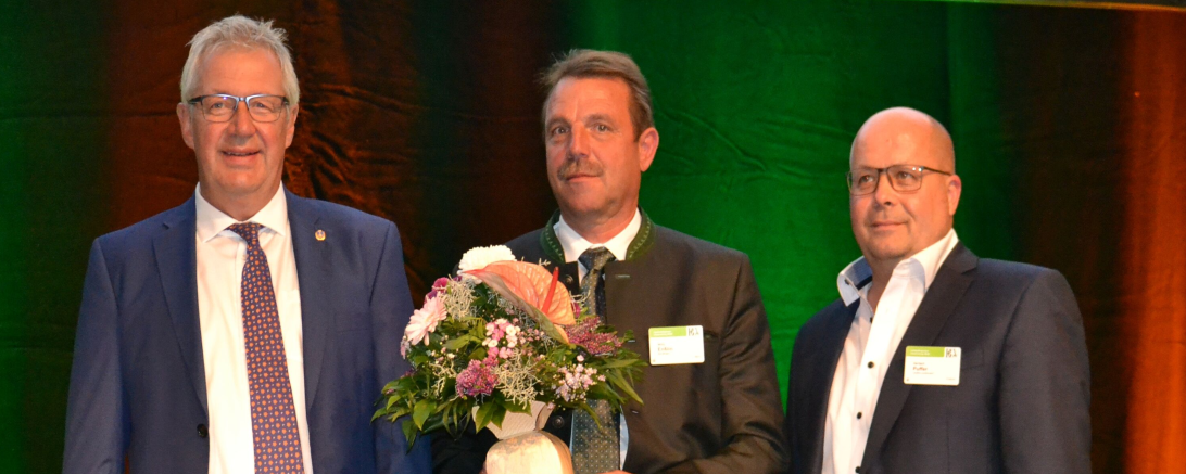 Das Bild zeigt Willy Enßlin (Bildmitte) nimmt die Glückwünsche zu seiner Wahl zum Vizepräsidenten vom BGV-Präsidenten Hermann Berchtenbreiter (links) und Schatzmeister Herbert Puffer (rechts) entgegen.