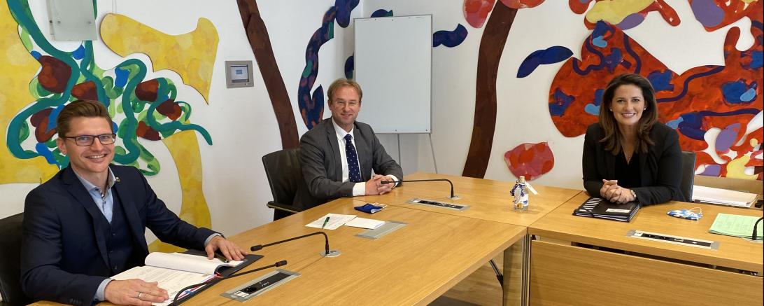 Das Foto zeigt (von links) OB David Wittner, MdL Wolfgang Fackler und Landwirtschaftsministerin Michaela Kaniber beim Gespräch im Bayerischen Landtag
