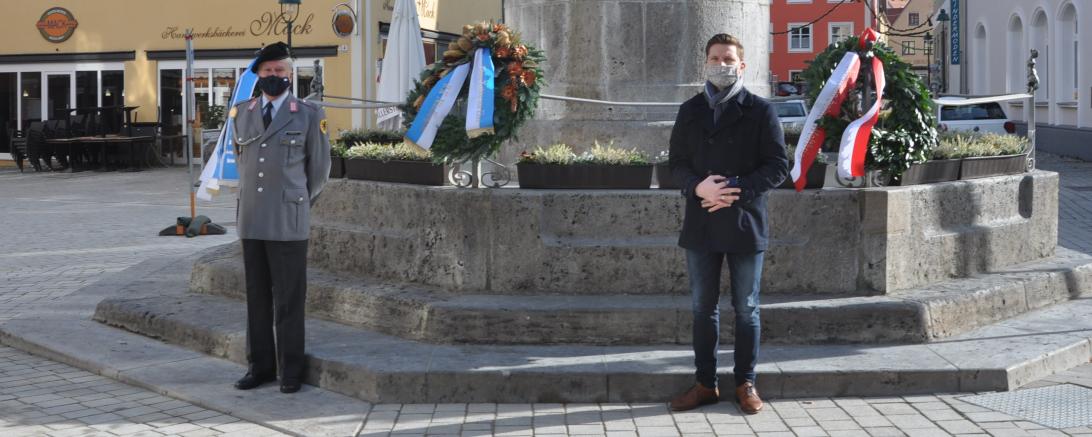 Bei der Kranz Niederlegung durch den Ersten Vorsitzenden Jan Markwitz von der Reservistenkameradschaft Nördlingen und dem Oberbürgermeister der Stadt Nördlingen. Im Bild rechts der Oberbürgermeister David Wittner und links der erster Vorsitzender Jan Markwitz.