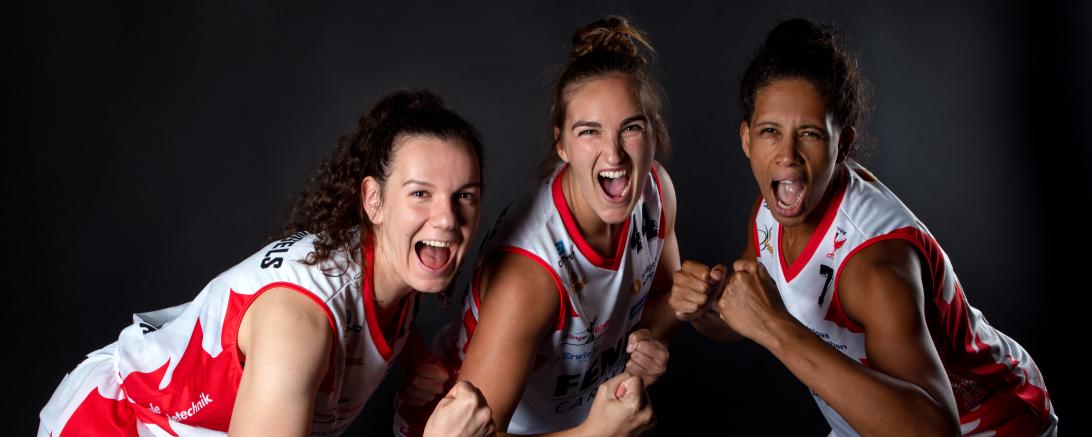 Das Bild zeigt die drei Centerspielerinnen der XCYDE Angels .