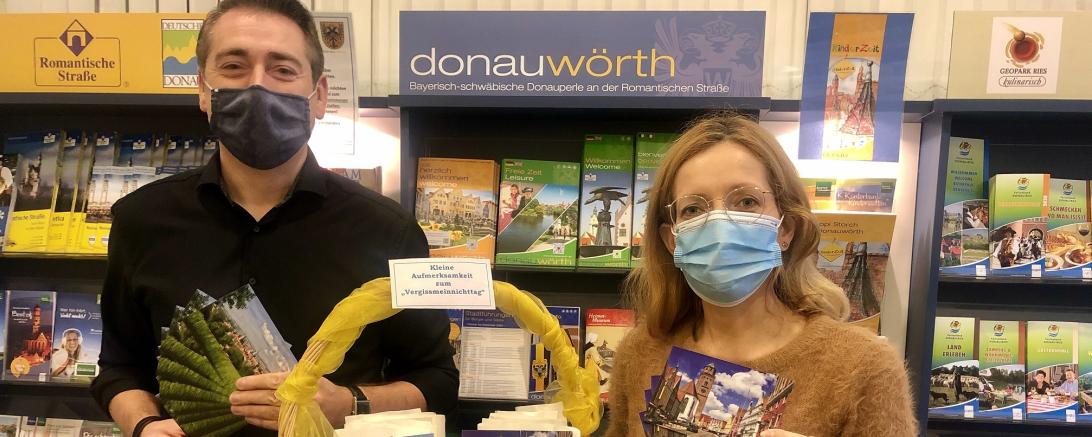 Der Stellvertretende Leiter der Tourist-Information Donauwörth, Stefan Münchmeyer und Projektleiterin Sonja Leibhammer laden am „Vergissmeinnichttag“, den 10. November zum Mitmachen ein!