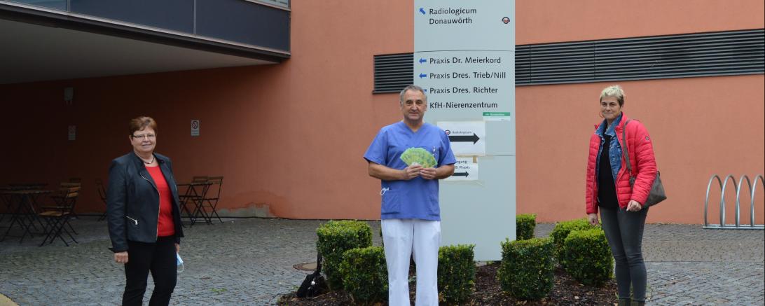 Das Bild zeigt (von links nach rechts) Heidrun Ebert, Dr. Thomas Handschuh und Elke Thum bei der Spendenübergabe