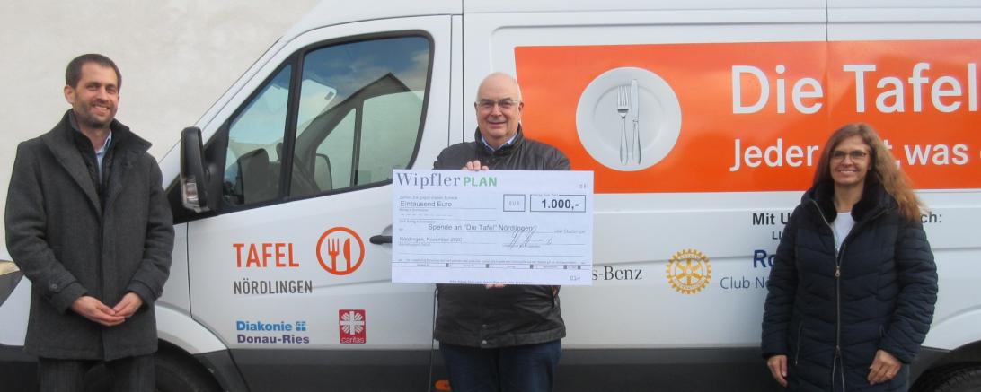 Johannes Beck (Diakonie Donau-Ries), Thorsten Nieszery (WipflerPLAN) und Susanne Vogl (Caritas Donau-Ries) bei der Spendenübergabe