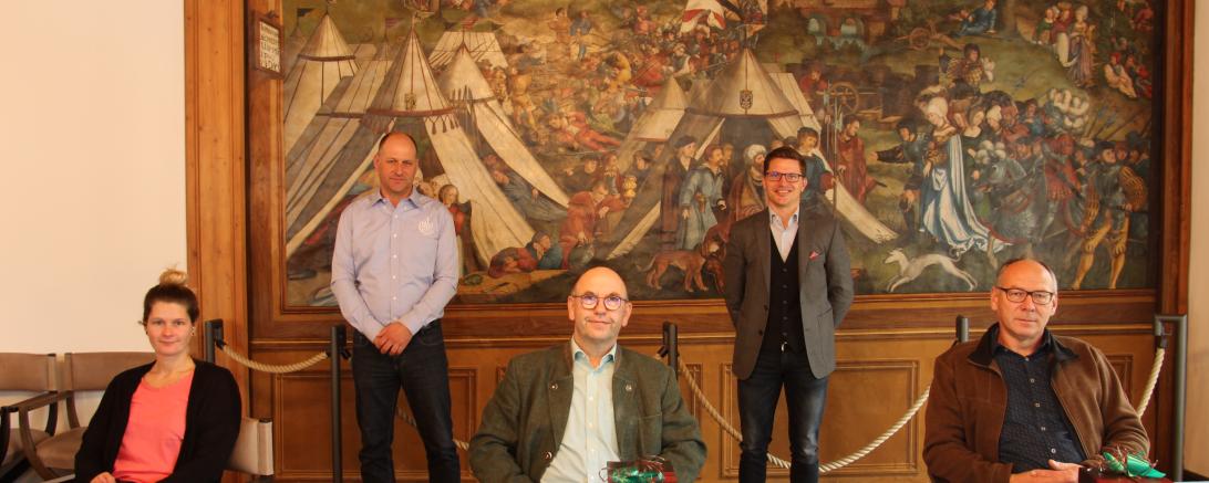 Vorne v.l.n.r.: Nicole Hofmann, Jubilare Bernd Brenn und Uwe Heinze; hinten v.l.n.r.: Betriebsleiter Hallenbad/Freibad Martin Gruber und Oberbürgermeister David Wittner