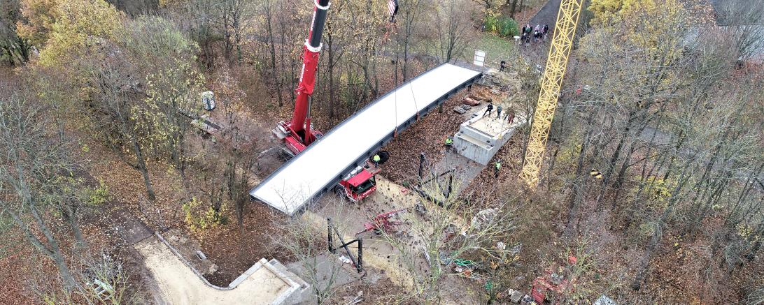 Brücke wird mit Kran eingehoben