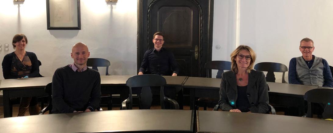 Fünf Personen sitzen mit Abstand im Ratssaal des Rathauses Nördlingen