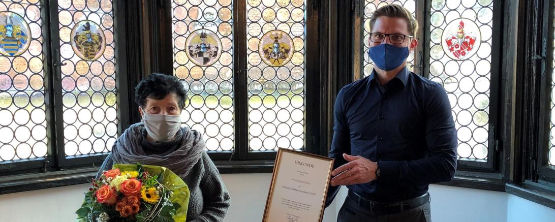 Auf dem Bild von rechts: Oberbürgermeister David Wittner mit Camina Biller, Preisträgerin des Christel-DeHaan-Sozialpreis 2020