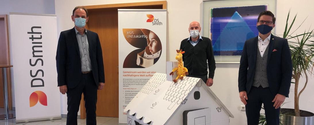 (von rechts): Oberbürgermeister David Wittner, Peter Scharfenecker, Site Manager Werk Nördlingen bei DS Smith und Michael Lamprecht, Cluster Director South DS Smith Packaging Deutschland/Schweiz mit einem von 500 Spielhäusern aus Wellpappe. 