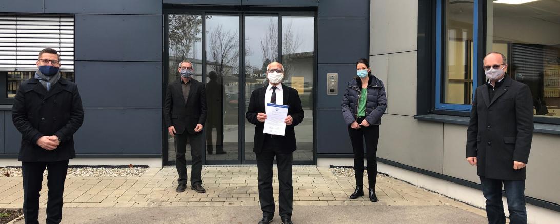 (von links): Oberbürgermeister David Wittner, Technischer Werkleiter Stadtwerke Martin Bickelein, Kaufmännischer Leiter Karl-Heinz Bschorer (mit Urkunde, die die Teilnahme am 7. „Benchmarking Abwasser Bayern" bestätigt) und seine designierte Nachfolgerin als kaufmännische Leiterin, Martina Schwarzer sowie Werkleiter Bernhard Kugler.