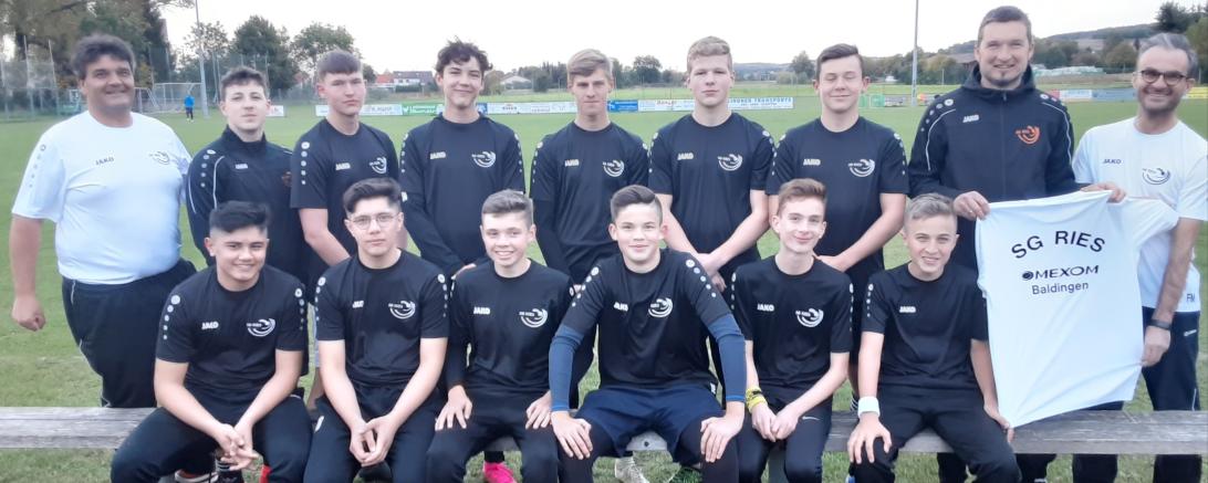 Das Bild zeigt Spieler und Betreuer der B-Junioren der SG Ries.