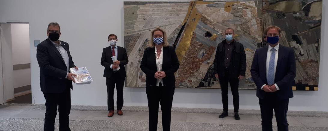 Das Foto zeigt (von links) Hainsfarths Bürgermeister Klaus Engelhardt, Landrat Stefan Rößle, Staatsministerin für Wohnen, Bau und Verkehr Kerstin Schreyer, den zweiten Bürgermeister Herbert Seefried und MdL Wolfgang Fackler