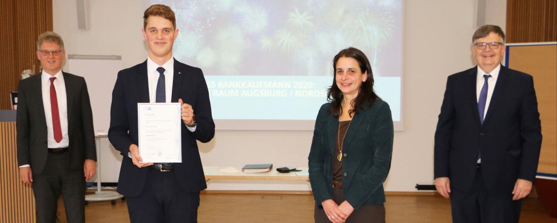 Die Vorstände der RVB Ries, Paus Ritter (rechts) und Bernhard Ströbele (links), und Ausbildungsleiterin Ute Kotanko gratulierten Hannes Benninger zum Erfolg und überreichten Urkunde und Geschenk der IHK sowie ein Präsent des Ausbildungsbetriebs.