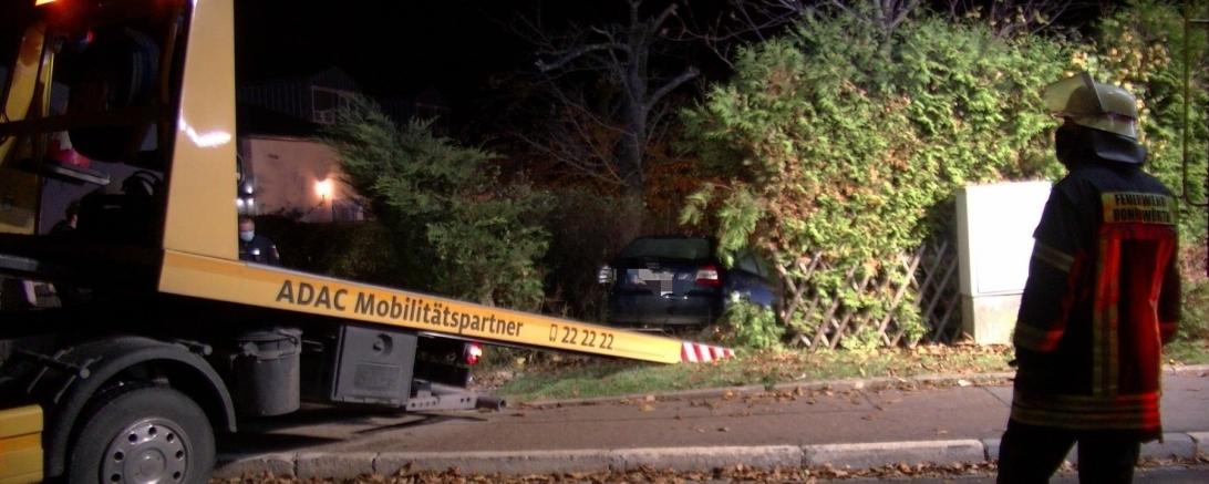 Durch ein Vollgasmanöver entstand ein Verkehrsunfall mit hohem Folgeschaden. Ein Pkw krachte in eine Garten. 