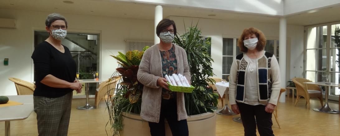 Einrichtungsleiterin Angelika Schäfer hat sich bei Martina Guckert und Gudrun Bühlmeier mit Gutscheinen eines Nördlinger Cafés bedankt. 