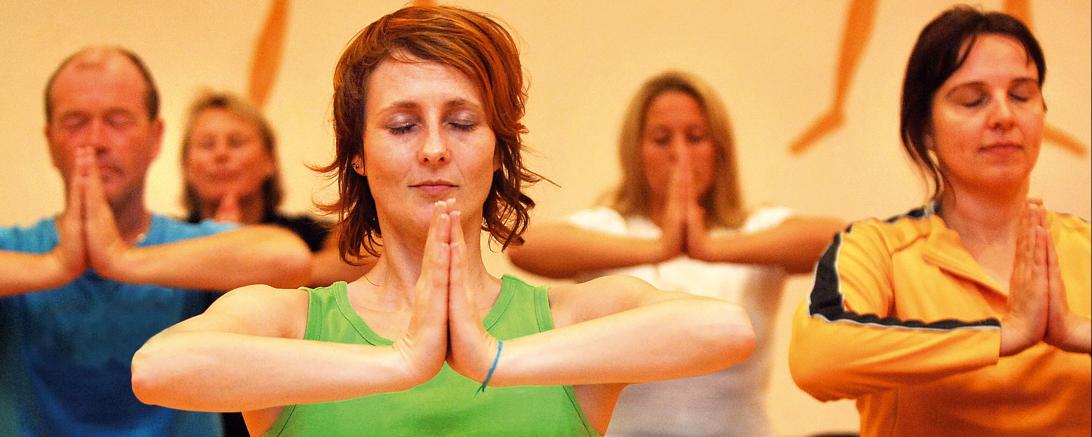 Damit der Stress unter Kontrolle bleibt, ist ein Ausgleich durch Entspannungstechniken wie Yoga hilfreich.