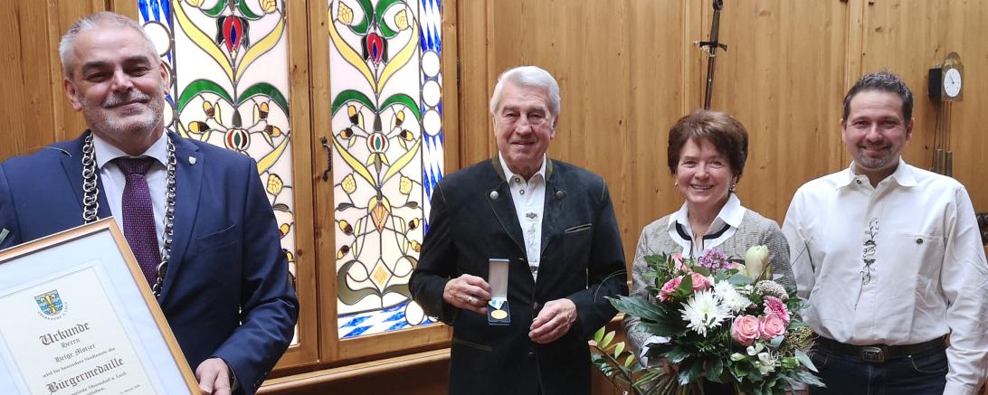 Oberndorfs Bürgermeister Franz Moll verlieh dem Jubilar zum Dank die Goldene Bürgermedaille, v.l. Franz Moll (1. Bürgermeister der Gemeinde Oberndorf am Lech, Helge Motzer und dessen Frau Gisela Motzer sowie Bernd Motzer, Juniorchef der TIGRA GmbH