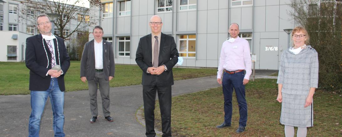 Thomas Düll (Mitte) war zum letzten Mal als Vorstandsvorsitzender der Bezirkskliniken Schwaben im Bezirkskrankenhaus Donauwörth. Ihn verabschiedeten (von links) Ärztlicher Direktor Dr. Karel Frasch, dritter Bürgermeister Albert Riedelsheimer, Regionalleiter Stefan Reitsam und Pflegedirektorin Gabriele Bachhuber